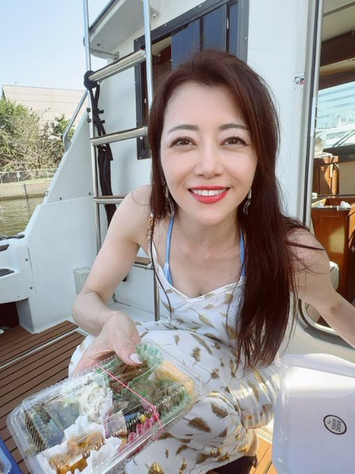 東京湾クルーザーイベントにご参加下さった皆様ありがとうございました☀️  今回だけ8種類🍱 おにぎり、かぼちゃの甘辛挽肉和え、 ピリ辛ワカメ豆腐、金平牛蒡、卵焼き、 牛肉と長葱のオニオンソース炒め、 切干大根とツナの粒マスタードマヨ、 ほうれん草ベーコンコーン炒め！  次回は10/29自船開催🚤<a href="/tag/%E6%96%B0%E3%81%97%E3%81%84%E3%83%97%E3%83%AD%E3%83%95%E3%82%A3%E3%83%BC%E3%83%AB%E7%94%BB%E5%83%8F"class="tags"><span>#新しいプロフィール画像</span></a>