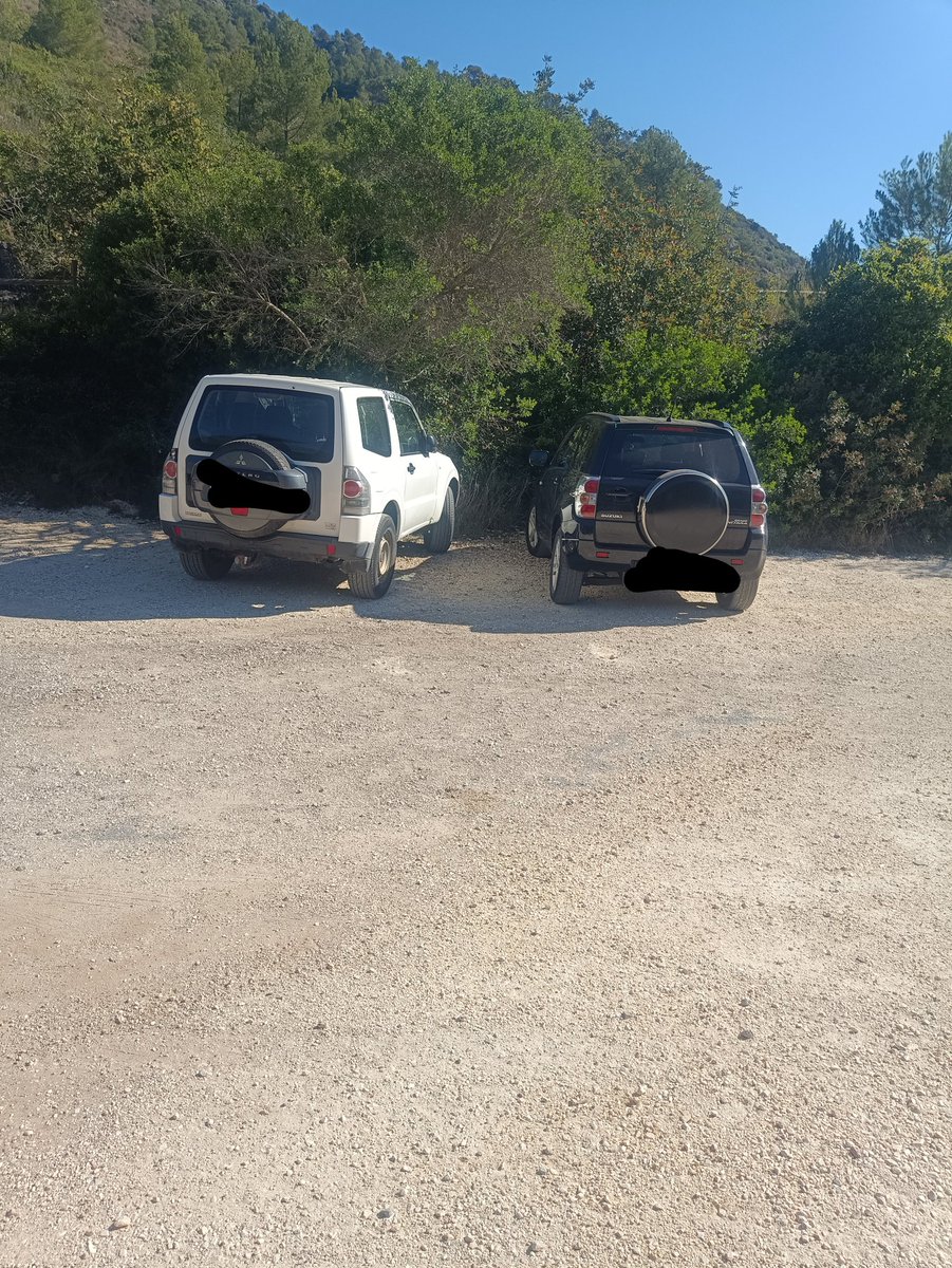 balansanet's tweet photo. @ajlarapita me podeu explicar pq mentre la resta de mortals mos toca aparcar a les basures i pujar a peu al coco de jordi, membres dl ajuntament s'obrin el camí, q en cap d setmana està tancat, i fan d'una zona comuna un pàrquing privat? Feu rt a vore si l'ús u surten los colors. https://t.co/WDJH9SJ3sA