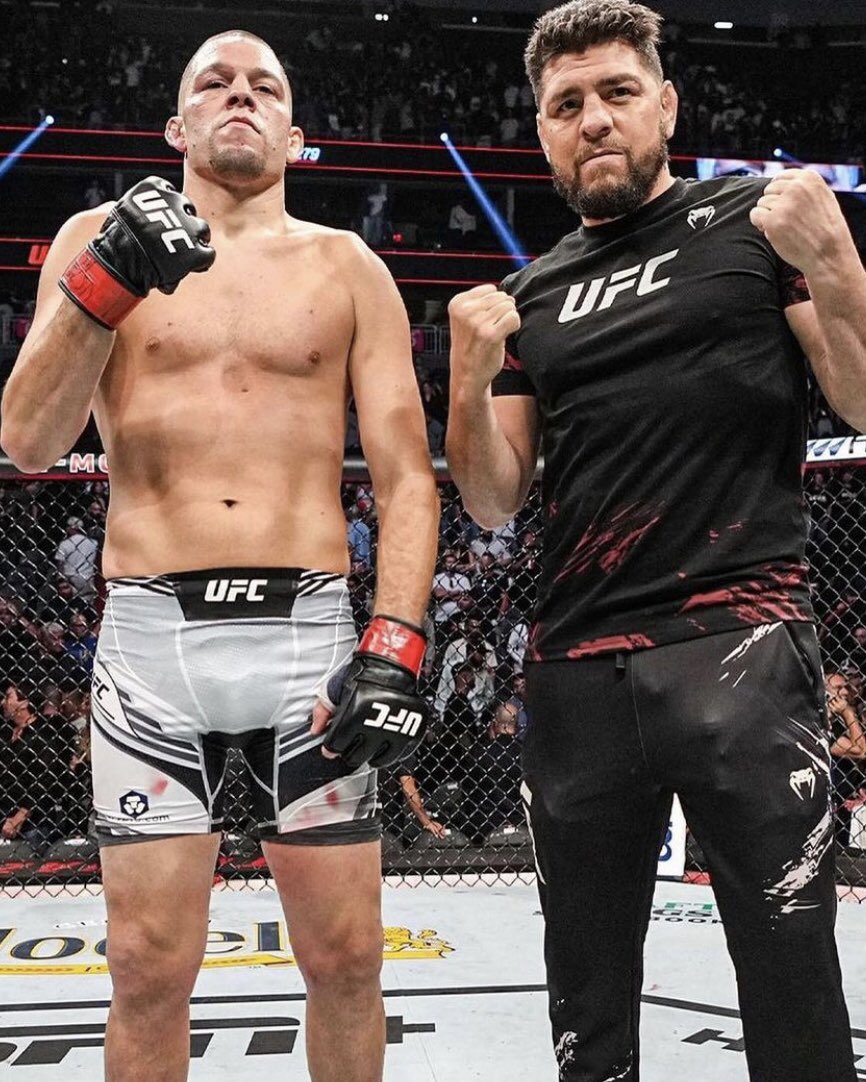 MMA__TIME's tweet photo. 🗣️ Michael Bisping donne son avis sur les frères Nate et Nick Diaz : 

“Ils méritent d’être dans le Hall Of Fame de l’UFC. 
Ils méritent de ne pas être oubliés, que ce soit dans 20,30,50 ou 100 ans.

Ils font parti des combattants les plus agressifs, toujours prêt, toujours en forme, dangereux partout… avec un grand striking et des soumissions incroyables. 
Avec également un énorme public pour eux. Comment pourrait-on les oublier ??”

[Bisping YTB]
