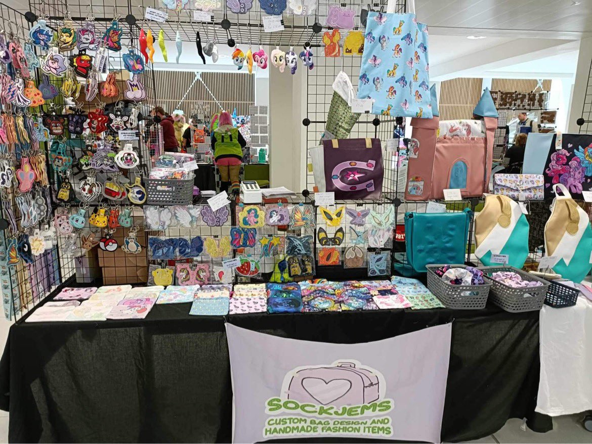 SockJems's tweet photo. All set up here at ukponycon looking forward to seeing you if your here pop and say hi !!!

#Itabags #windowbag #pins #Pincollector #itabagmadeintheUK #customorder #customorderstaken #handmade
#brony #bronies #mlp #friendshipismagic #mlpgen4 #mlpderpy #ponycon2023  #ukponycon https://t.co/ExJW5bX9cs