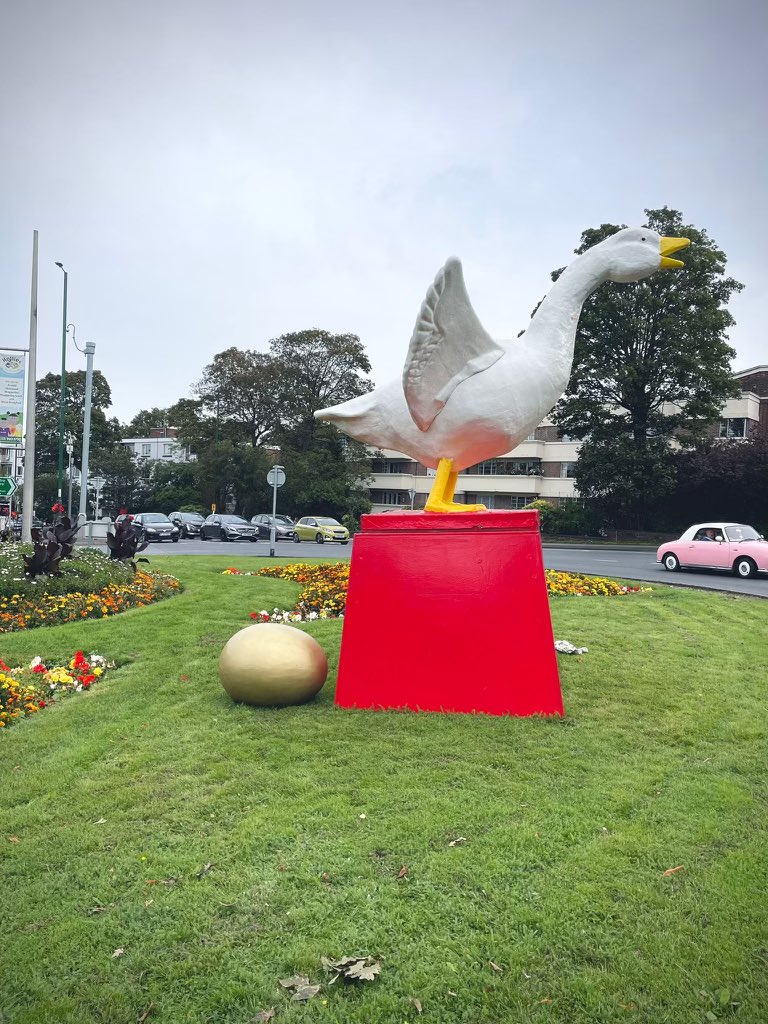 nottm_events's tweet photo. Goosey’s laid a golden egg! 🪿🥚✨

#GooseFair #Goosey https://t.co/X6vuO50oe9