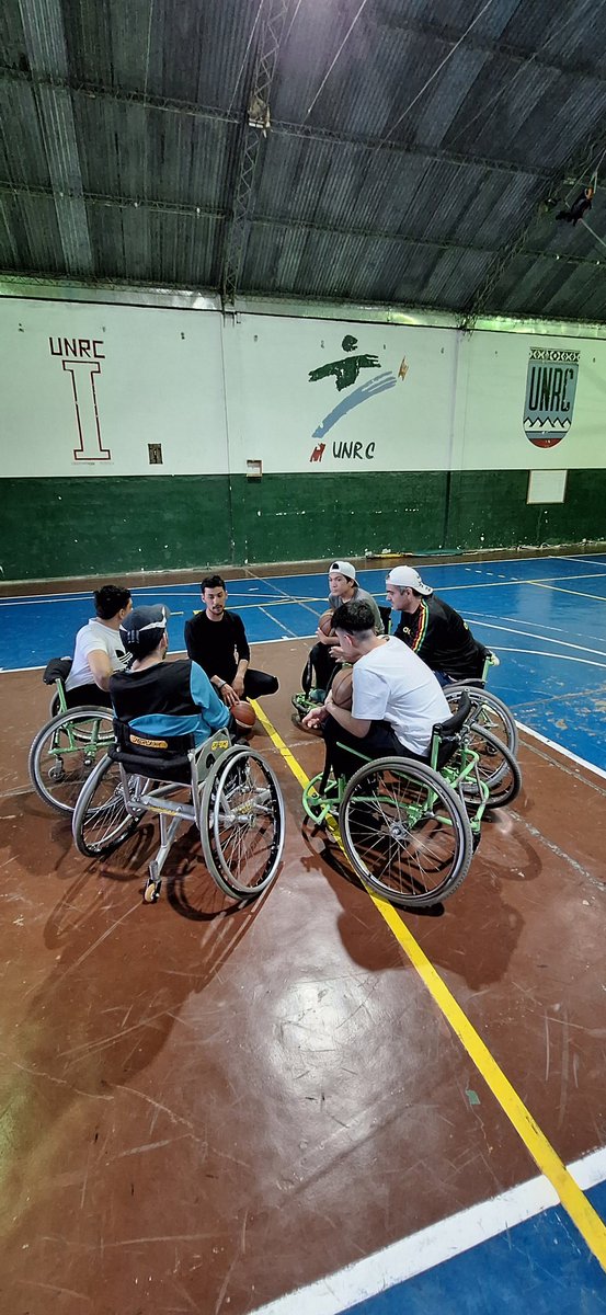 El deporte adaptado es la prueba de que no hay límites cuando uno está convencido de lo que quiere.

Así lo demuestran Los Halcones, el equipo de básquet adaptado de la UNRC 🏀. Ellos trabajan desde hace 9 años y hoy participan de la liga como equipo federado >>