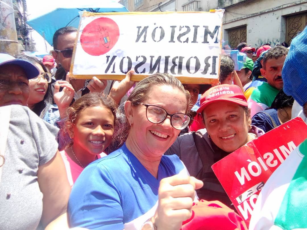 FundabitTrujil1's tweet photo. #EnFotos Fundabit Trujillo activo junto a @cdcetrujillo en apoyo a nuestros presidente @NicolasMaduro en el regreso a clase 2023 - 2024.
#VenezuelaDeValoresYCultura 

@_LaAvanzadora @leivi24 @Gerardo4fPsuv 
@MPPEDUCACION @Fundabit_ https://t.co/6tPLeCck3E