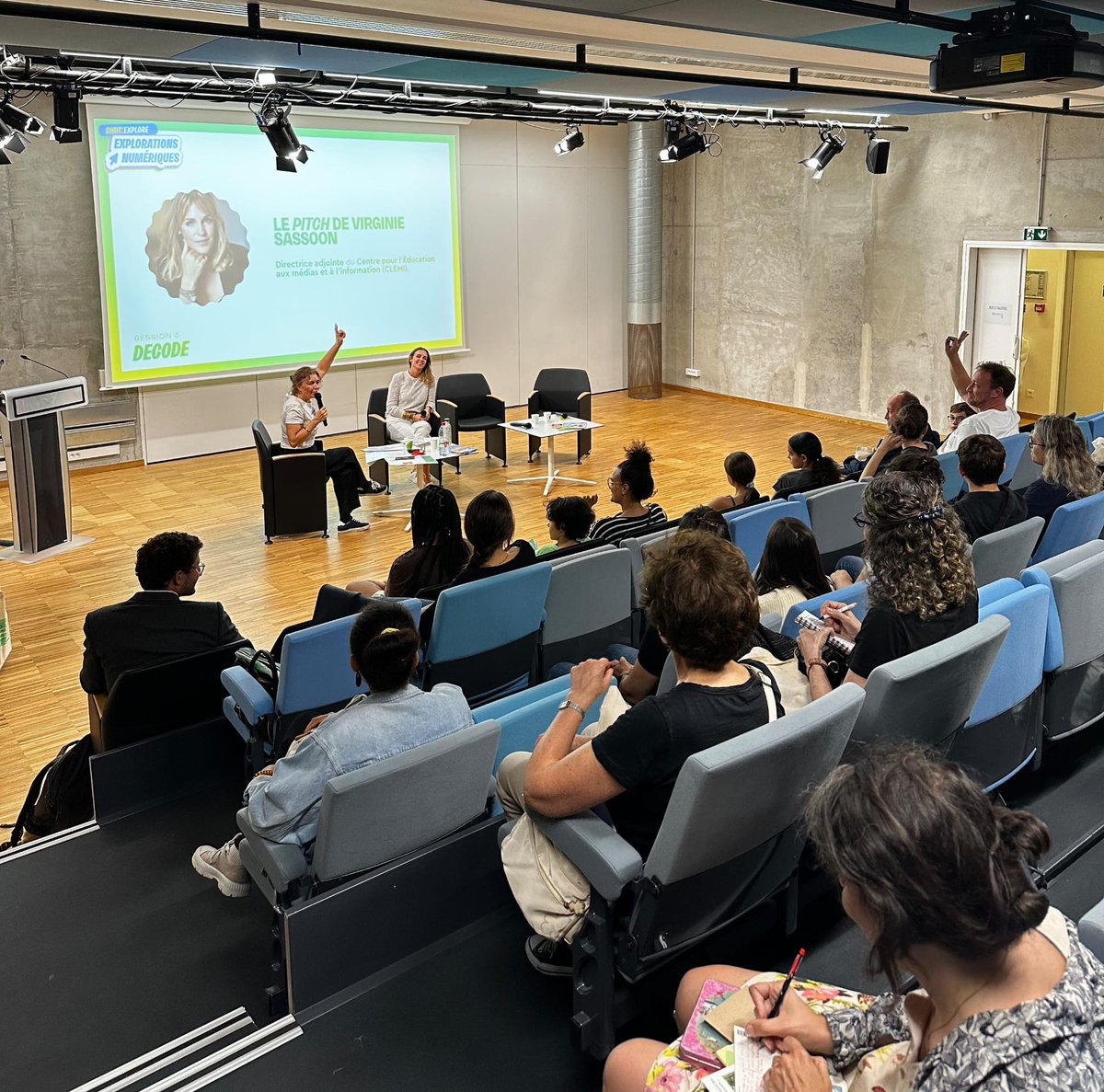 La_Poste_Mobile's tweet photo. [ Conférence💡] Décode #digitalreporter ✨

Hier le 20h, aujourd’hui l'info 24/7. Comment garder notre esprit critique ?  Les experts partagent des astuces qui faciliteront le dialogue intergénérationnel ! 🗣️ 

A votre avis, lesquelles ?

#LaPosteMobilexChutExplore @Chut_magazine https://t.co/RxKVGfW6n4