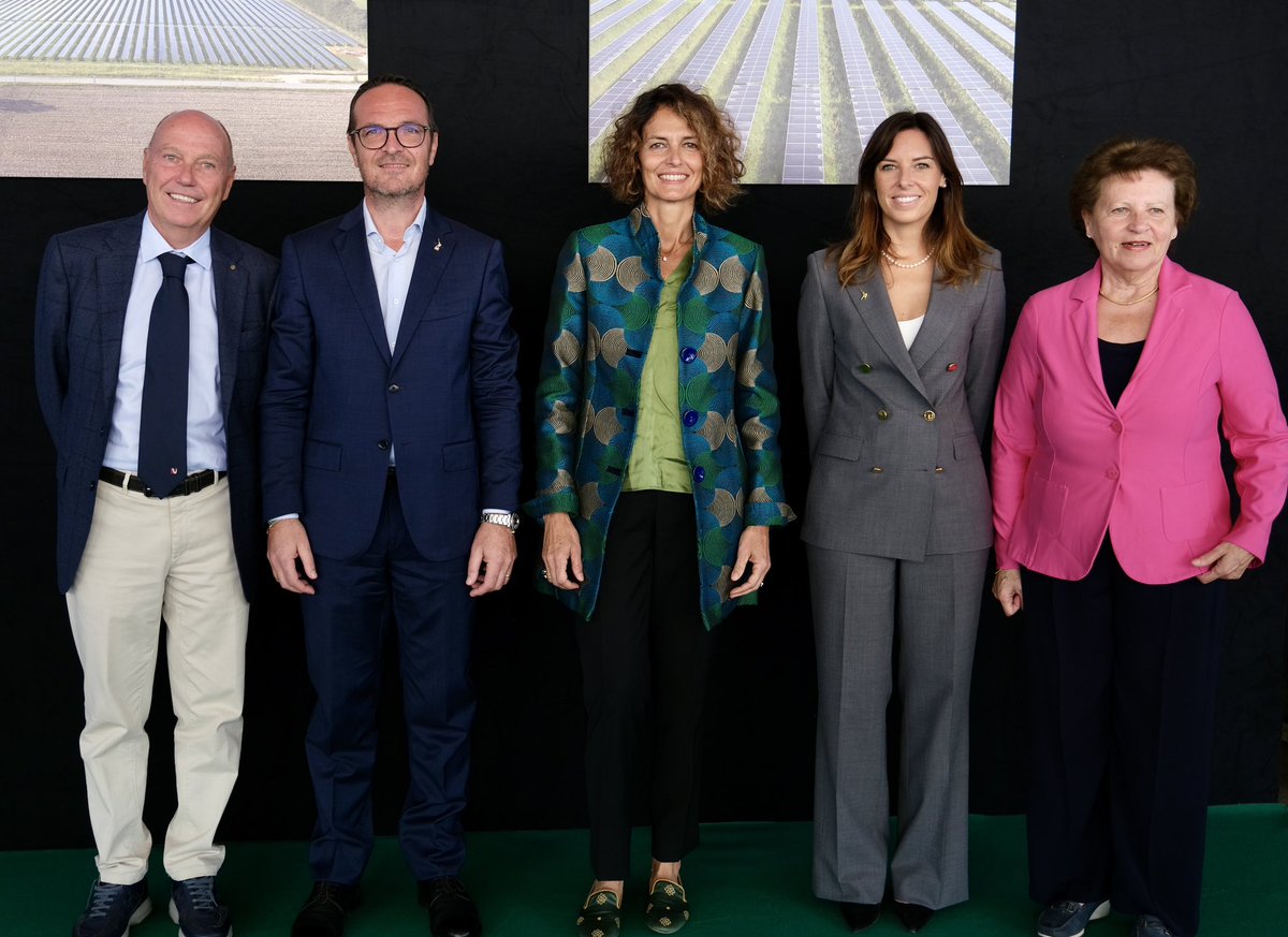 isatovaglieri's tweet photo. ☀️🛬 Nel biellese inauguriamo un esempio di transizione ecologica #concreta e di #buonsenso.
Oggi abbiamo inaugurato il parco solare dell’aeroporto di Biella-Cerrione. Un impianto costruito in tempo record, che non ha sottratto terreni all’agricoltura e sarà in grado di soddisfare i fabbisogni energetici di 4000 famiglie.
Grande la sinergia tra tutti i partner pubblici e privati che hanno reso possibile la realizzazione di questo progetto all’avanguardia nella tecnologia e nella sostenibilità.