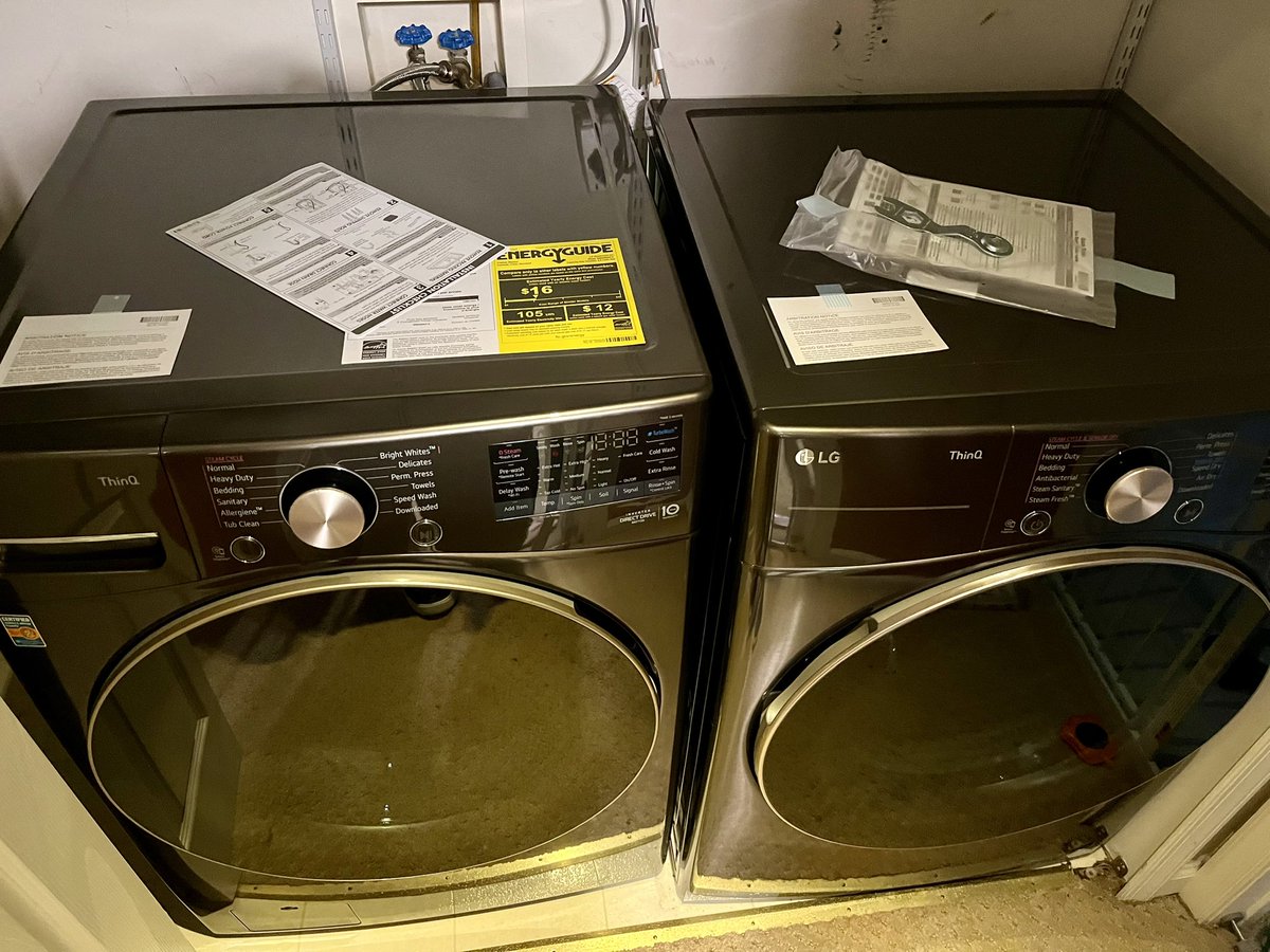 JoePoJr's tweet photo. @HDCares Hi, how do you like my new “stacked “ washer/dryer combo? Wait, you say they’re not stacked? That’s because your delivery service forgot the stacking kit and did not check before they took my old ones. Then as I was on with CS they bolted without me signing for anything https://t.co/rwNT2YTOxT