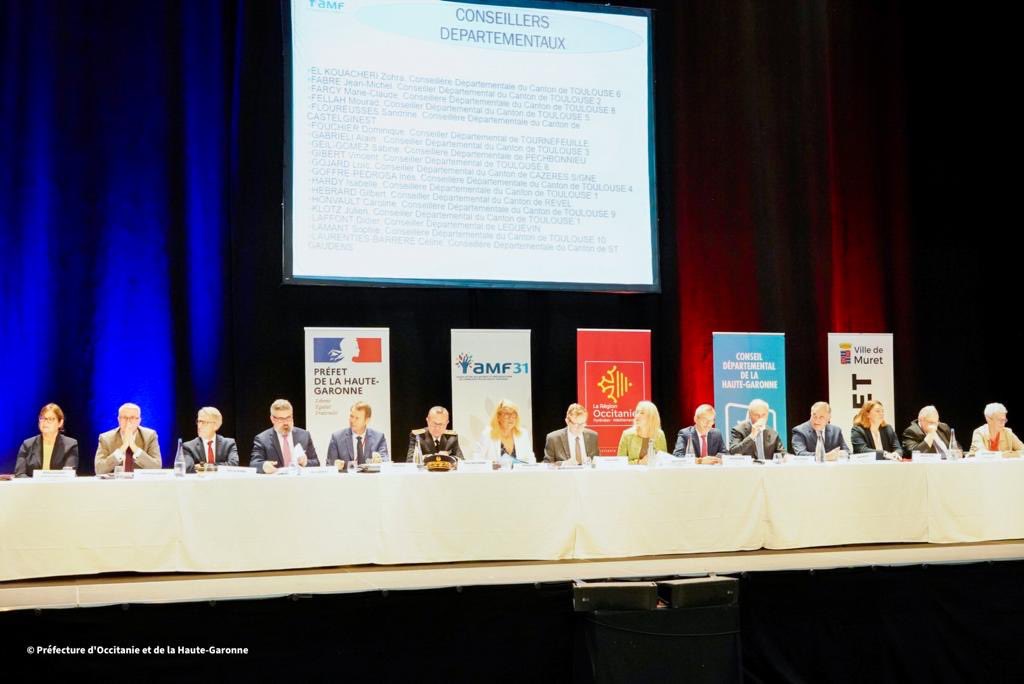 PrefetOccitanie's tweet photo. Présente avec le @PrefetOccitanie et les représentants des services de l’État, @FaureDominique, ministre chargée des Collectivités territoriales et de la Ruralité, a participé à l’AG des maires de la #HauteGaronne menée par l’#AMF31. https://t.co/sRSlGOBDcf
