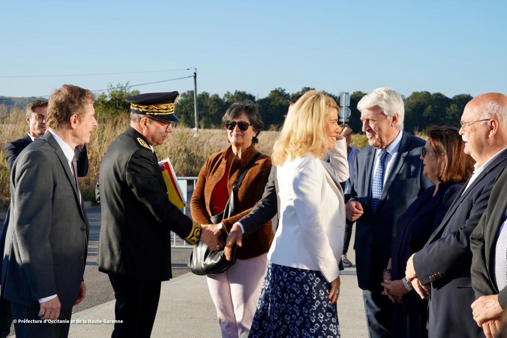 PrefetOccitanie's tweet photo. Présente avec le @PrefetOccitanie et les représentants des services de l’État, @FaureDominique, ministre chargée des Collectivités territoriales et de la Ruralité, a participé à l’AG des maires de la #HauteGaronne menée par l’#AMF31. https://t.co/sRSlGOBDcf
