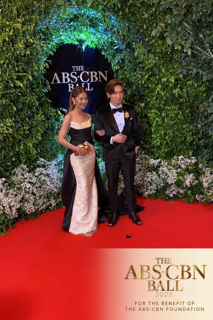ABSCBNNews's tweet photo. 'Tawag ng Tanghalan Duets' grand champion Marielle Montellano and JM Dela Cerna arrive at the #ABSCBNBallRedCarpet2023. #ABSCBNBall2023. 

LIVE: https://t.co/RkEmbRAjth https://t.co/zqU5LmAVvq