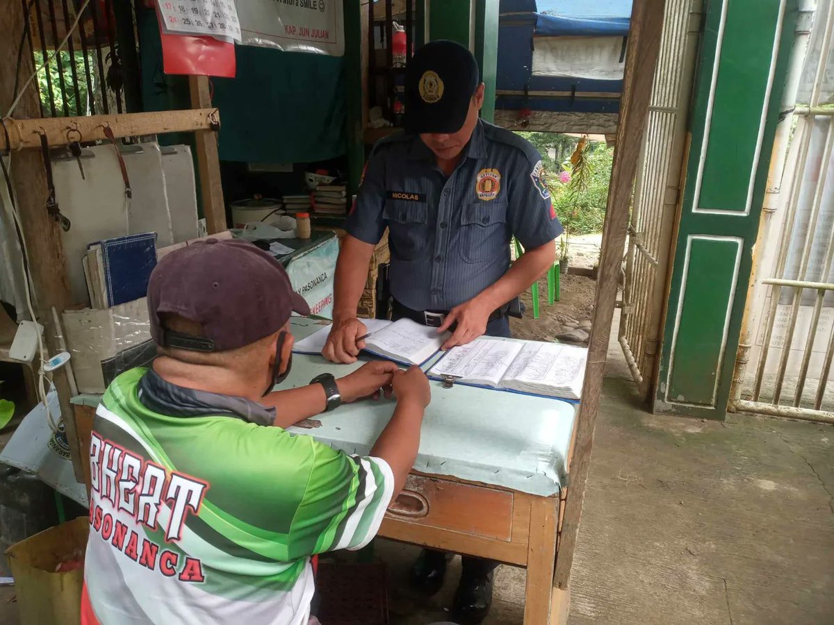 zamboanga_7's tweet photo. Personnel of this station conducted Barangay visitation and Patrol interview thru Community Engagement at Barangay Pasonanca, Zamboanga City. This activity is for individual profiling and ensure the public safety and security of the community.

#SerbisyongNagkakaisa https://t.co/dOXvHZyODW