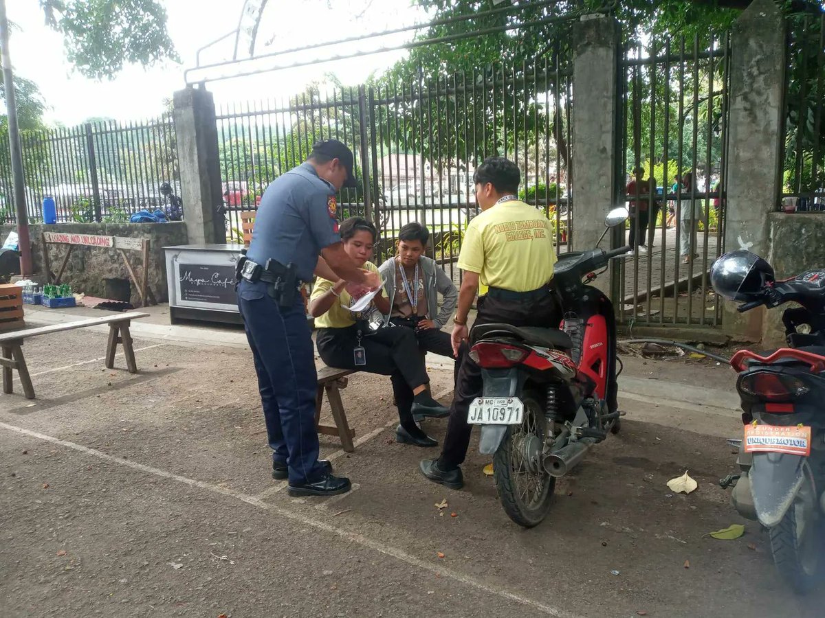 zamboanga_7's tweet photo. Personnel of this station conducted Barangay visitation and Patrol interview thru Community Engagement at Barangay Pasonanca, Zamboanga City. This activity is for individual profiling and ensure the public safety and security of the community.

#SerbisyongNagkakaisa https://t.co/dOXvHZyODW