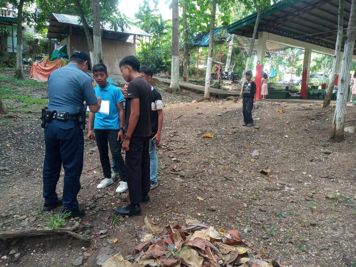 zamboanga_7's tweet photo. Personnel of this station conducted Barangay visitation and Patrol interview thru Community Engagement at Barangay Pasonanca, Zamboanga City. This activity is for individual profiling and ensure the public safety and security of the community.

#SerbisyongNagkakaisa https://t.co/dOXvHZyODW
