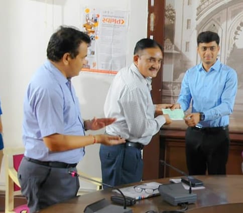 દિવ્યાંગ ખેડૂતે મુખ્યમંત્રી સ્વાગત કાર્યક્રમના દ્વાર ખખડાવ્યા ને તુરંત રૂ. ૧૧.૭૦ લાખનું વળતર ચૂકવાયું 
દોડકા ગામના ખેડૂતની જમીનમાં ગેસલાઇન નાખવાથી થયેલી પાક નુકસાની મેળવવા જિલ્લા પ્રશાસને કરી મદદ <a href="/CollectorVad/">Collector & DM Office Vadodara</a> <a href="/InfoGujarat/">Gujarat Information</a>