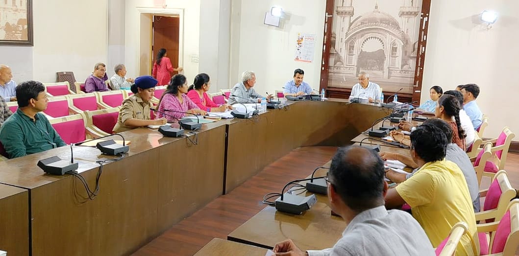 વડોદરાના દોડકા ગામના એક દિવ્યાંગ ખેડૂતને તેમની જમીનમાં નાખવામાં આવેલી પાઇપ લાઇનથી થયેલા પાક નુકસાન બાબતે વળતર મેળવવાનો પ્રશ્ન જિલ્લા કક્ષાના મુખ્યમંત્રી સ્વાગત ઓનલાઇન કાર્યક્રમમાં રજૂ થતાની સાથે જ પ્રશાસન દ્વારા તત્કાલ કાર્યવાહી કરી ખેડૂતને રૂ. ૧૧.૭૦ લાખનું વળતર અપાવાયું હતું.