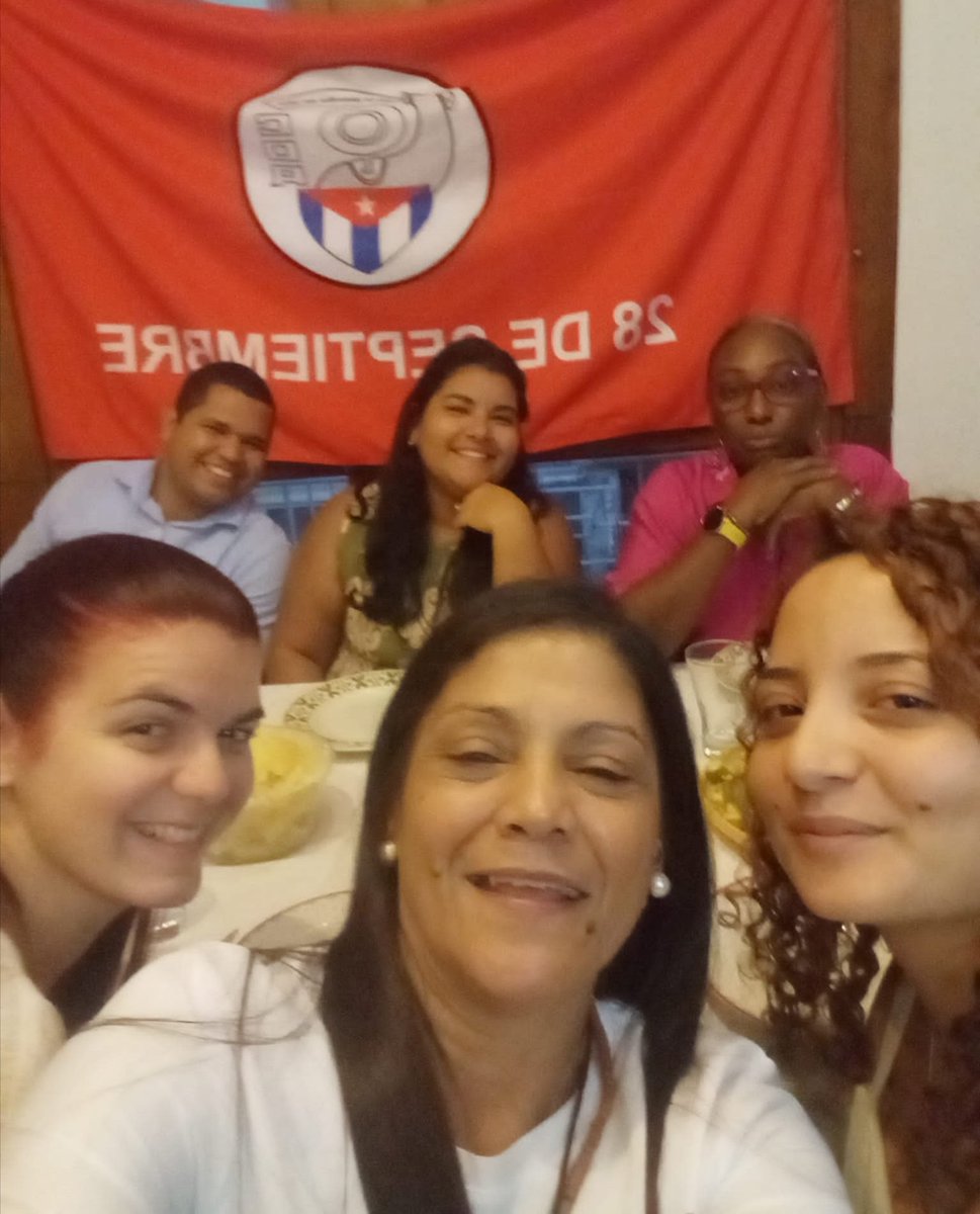 Representantes de nuestro Consulado y cubanos residentes en Milán, Italia, celebran el aniversario 63 de los #CDRCuba #Cuba #TodosSomosCederiistas #SomosDelBarrio