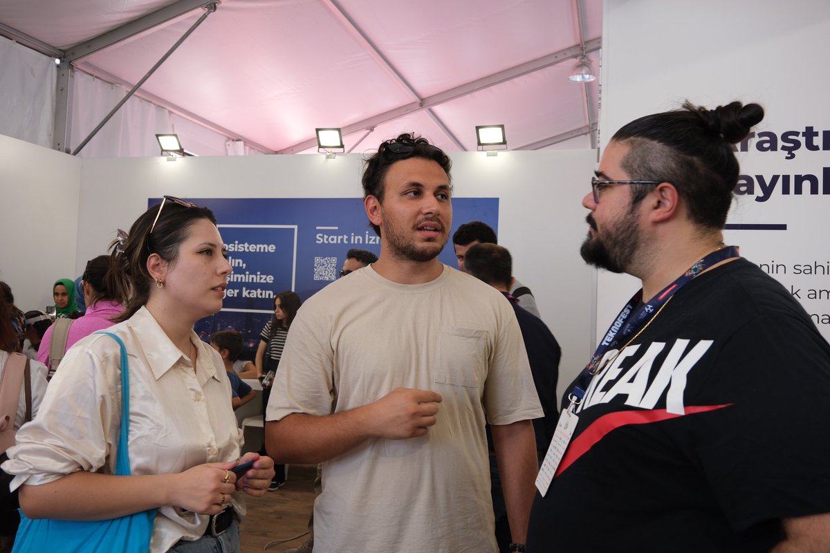 Ayakları yere basmayan festival #TEKNOFEST’in 4. gününde İzmir Kalkınma Ajansının oyun teknolojileri danışmanı ve dijital içerik üreticisi Can Sungur, Ajansın standında oyun meraklısı gençlerle bir araya geldi; oyun sektörü ve oyun girişimciliği hakkında fikirlerini paylaştı.