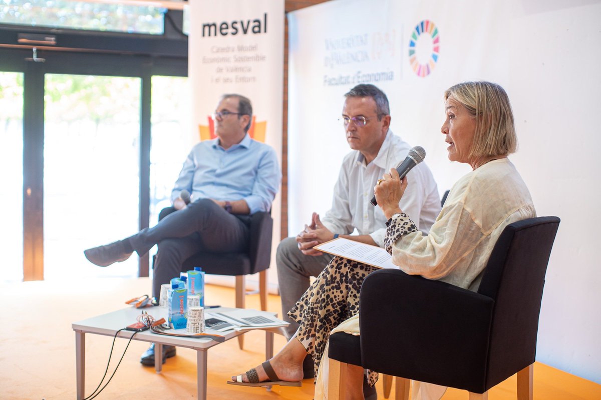 catedramesval's tweet photo. El VIII Foro de Turismo de la @fdeconomiauv ofreció los resultados preliminares del estudio de impacto económico de las Fallas que estamos llevando a cabo. 
Las ganas de conocer estos datos se muestran en el impacto mediático que generó esta mesa https://t.co/NXfRbrxErv