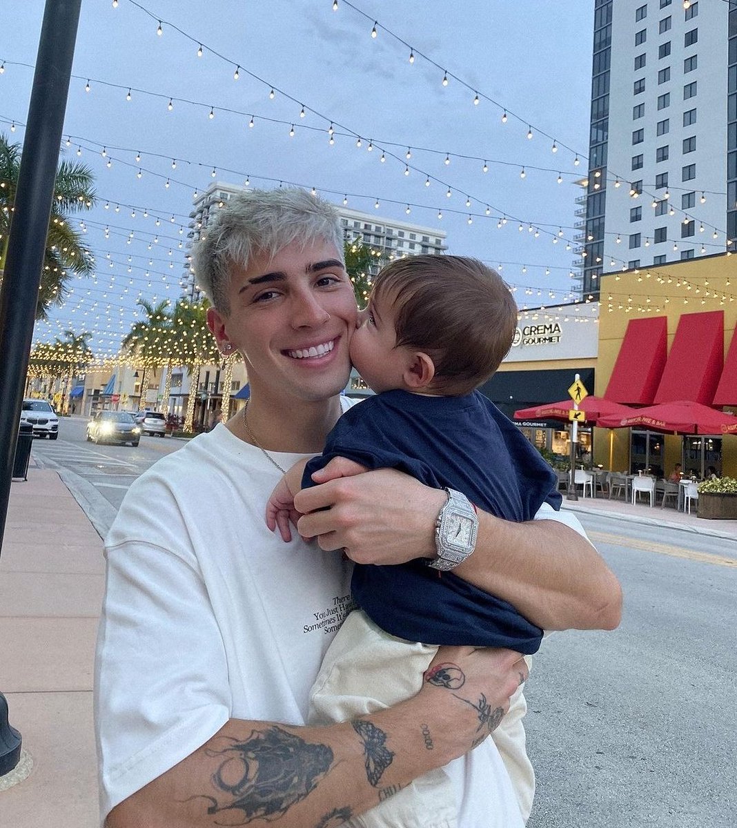 Augusxbreen's tweet photo. ¡Happy birthday Augus!💘
El día de hoy cumple años una personita que es y fue muy importante en mi vida,quien me sacó miles de sonrisas en mis peores momentos y estuvo presente dándome ánimos con pequeñas interacciones.
Estoy orgullosa del gran papá que sos,te admiro tanto!+ https://t.co/jeuGwMMnQz