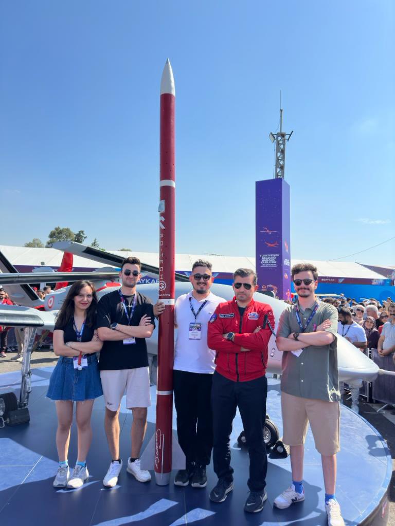 gedikedu's tweet photo. Üniversitemiz Teknoloji Takımları İzmir Teknofest’te, Teknofest Yönetim Kurulu Başkanı Sayın Selçuk Bayraktar ile bir araya gelerek çalışmalarını anlattı.
#gediküniversitesi #teknofest #teknofest2023 #selçukbayraktar #teknofestizmir #izmir #rotech #roket https://t.co/uVxhB9Qn6t