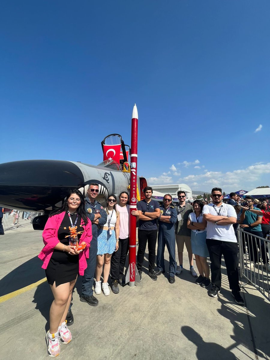 gedikedu's tweet photo. Üniversitemiz Teknoloji Takımları İzmir Teknofest’te, Teknofest Yönetim Kurulu Başkanı Sayın Selçuk Bayraktar ile bir araya gelerek çalışmalarını anlattı.
#gediküniversitesi #teknofest #teknofest2023 #selçukbayraktar #teknofestizmir #izmir #rotech #roket https://t.co/uVxhB9Qn6t
