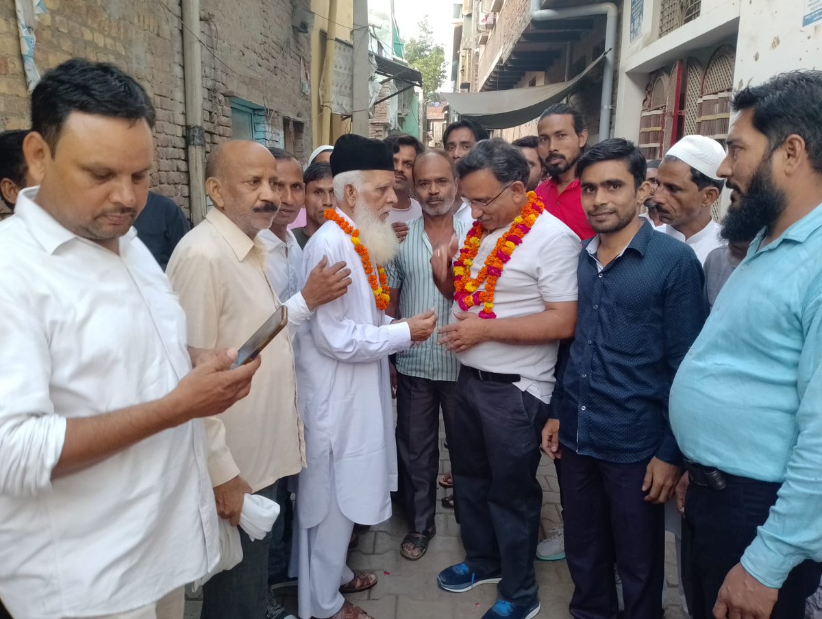 VivekBansal72's tweet photo. आज हमारी पार्टी के शाहजमाल क्षेत्र के वरिष्ठ  क्षेत्रीय जुझारू पार्टी कार्यकर्ता मुक़ीम पठान की प्रेरणा से वार्ड नं० 77 के शाहजमाल क्षेत्र से  समाजवादी व आम आदमी पार्टी क��� लगभग ढाई दर्जन लोगों ने मेरे समक्ष कांग्रेस पार्टी मे शामिल होने की घोषणा की https://t.co/TqxniGmGuo