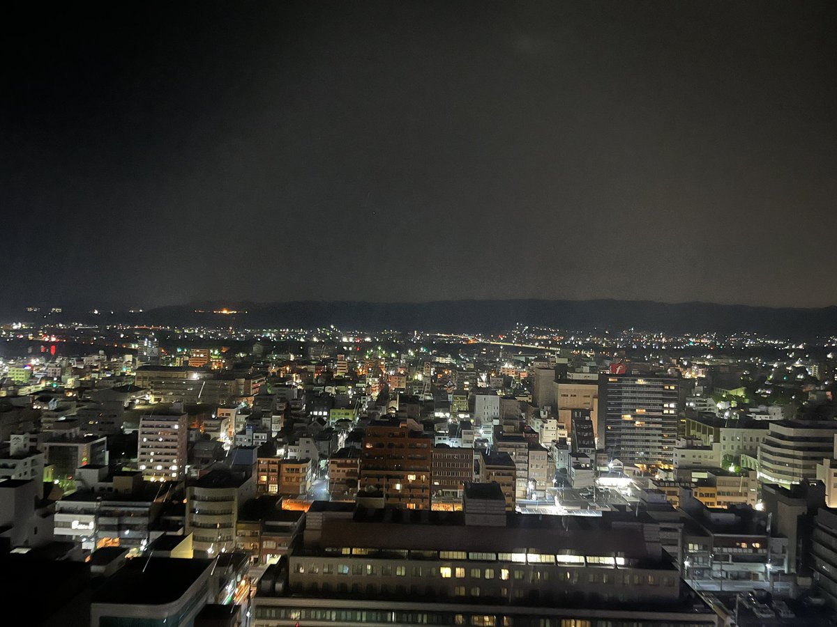 pato_numeri's tweet photo. これをアップして、どこか当ててみろやってやったら都市名どころかホテル名、部屋番号まで当てられたので、本当にインターネットは敵に回しちゃいけないと思いました https://t.co/BBtgWGylpA