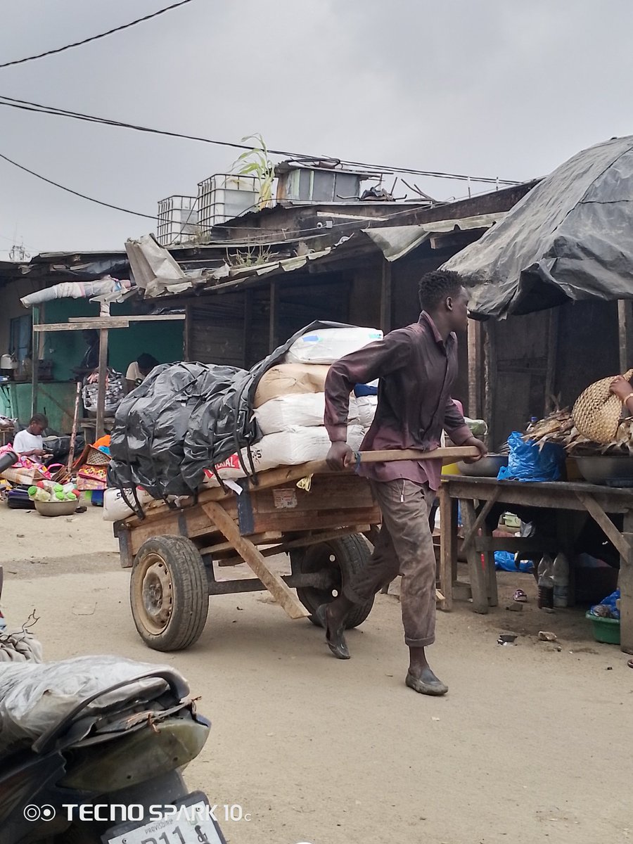 AbdoulayeBabaT5's tweet photo. Un jeune malien, en plein boulot en Côte d'Ivoire.. au bout de trois ans d'efforts, il rentrera avec au moins 2 millions d'économie hormis les dépôts mensuels qu'il fait à ses parents...c'est ça la Côte d'Ivoire... https://t.co/BV15YuMAz8