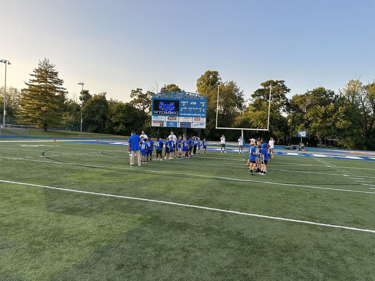 WyomingSports's tweet photo. Youth Football was in the house yesterday! Thank you for joining us, Go Cowboys!! https://t.co/F37qctbqCF