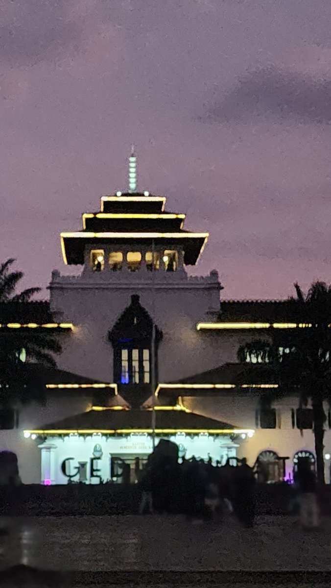 buahbatu's tweet photo. halo halo kuala lumpur #plagiat #noisyneighbors https://t.co/7SHZaFqCnU