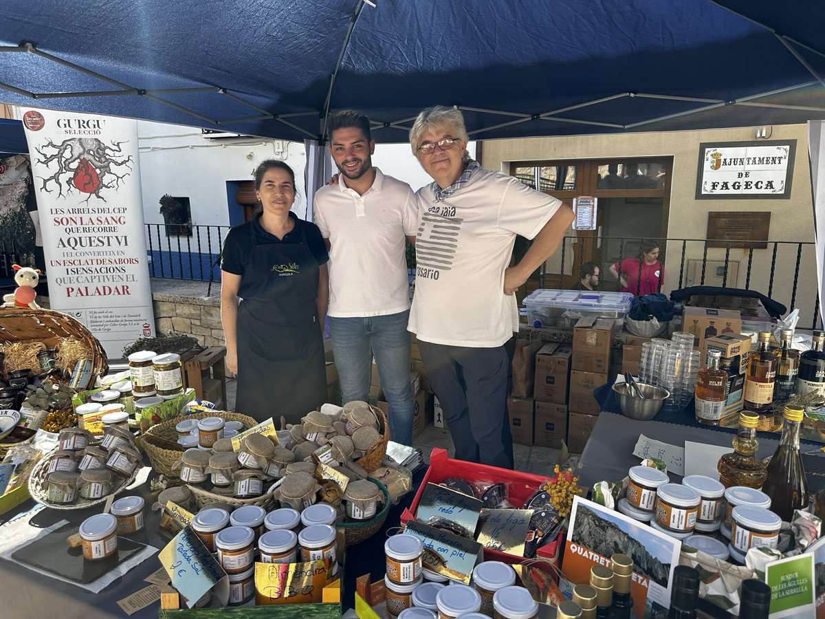 ismaelfageca's tweet photo. Molt bon ambient, productes de km0, germanor…
La III Fireta de Tardor tot un èxit👏👏❤️❤️

#fireta #fageca #rural #poble #km0 https://t.co/IIDUUpm5Zv