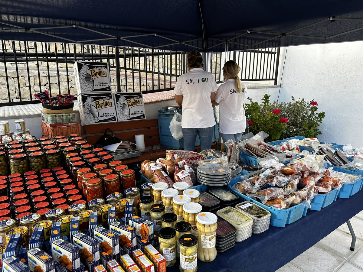ismaelfageca's tweet photo. Molt bon ambient, productes de km0, germanor…
La III Fireta de Tardor tot un èxit👏👏❤️❤️

#fireta #fageca #rural #poble #km0 https://t.co/IIDUUpm5Zv