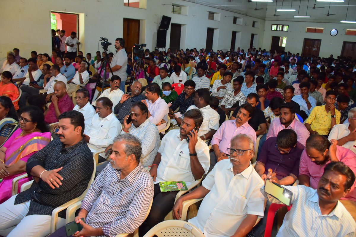 நேற்று வேலூர் ஊரிஸ் கலைக்கல்லூரியில் பவா செல்லதுரை அப்பாவின் 'சொல்வழிப் பயணம்' புத்தக அறிமுகக் கூட்டம் நடைபெற்றது. நானும் கலந்து கொண்டு இசையும் மருத்துவமும் என்ற தலைப்பில் இசைத்து பேசினேன். நிகழ்ச்சியை ஏற்பாடு செய்த சித்த மருத்துவர் பாஸ்கரன் அண்ணாவுக்கு பாராட்டுக்கள்.
#isai #Nati