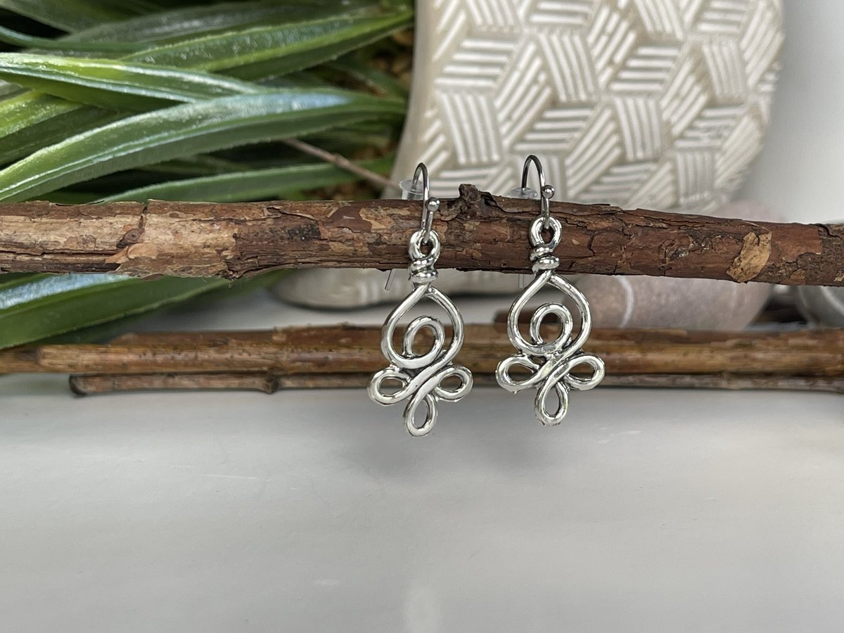 etsy.com/shop/LaBoiteaC…
Knots Earrings Only 17$ CA with delivery 
#contemporaryjewelry #celtic #Fashionhistory #earringslover #EtsySeller #stainlesssteel
#giftideas #Bargain #shopsmart