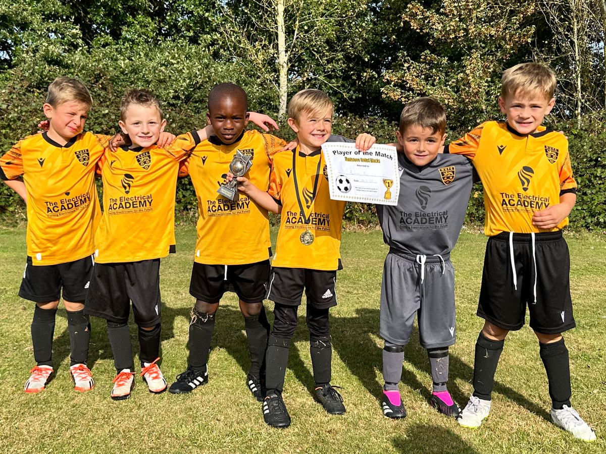 Another win for my U7 boys today. I wasn't there as I'm away in Ireland but heard they played excellently and scored some lovely goals. Then I was sent this brilliant pic of them! Well done boys and well done to <a href="/kris_abbott12/">Kristopher Abbott</a> and <a href="/DanGibbsy/">Dan Gibbs</a> for sailing the ship while I'm away ❤️