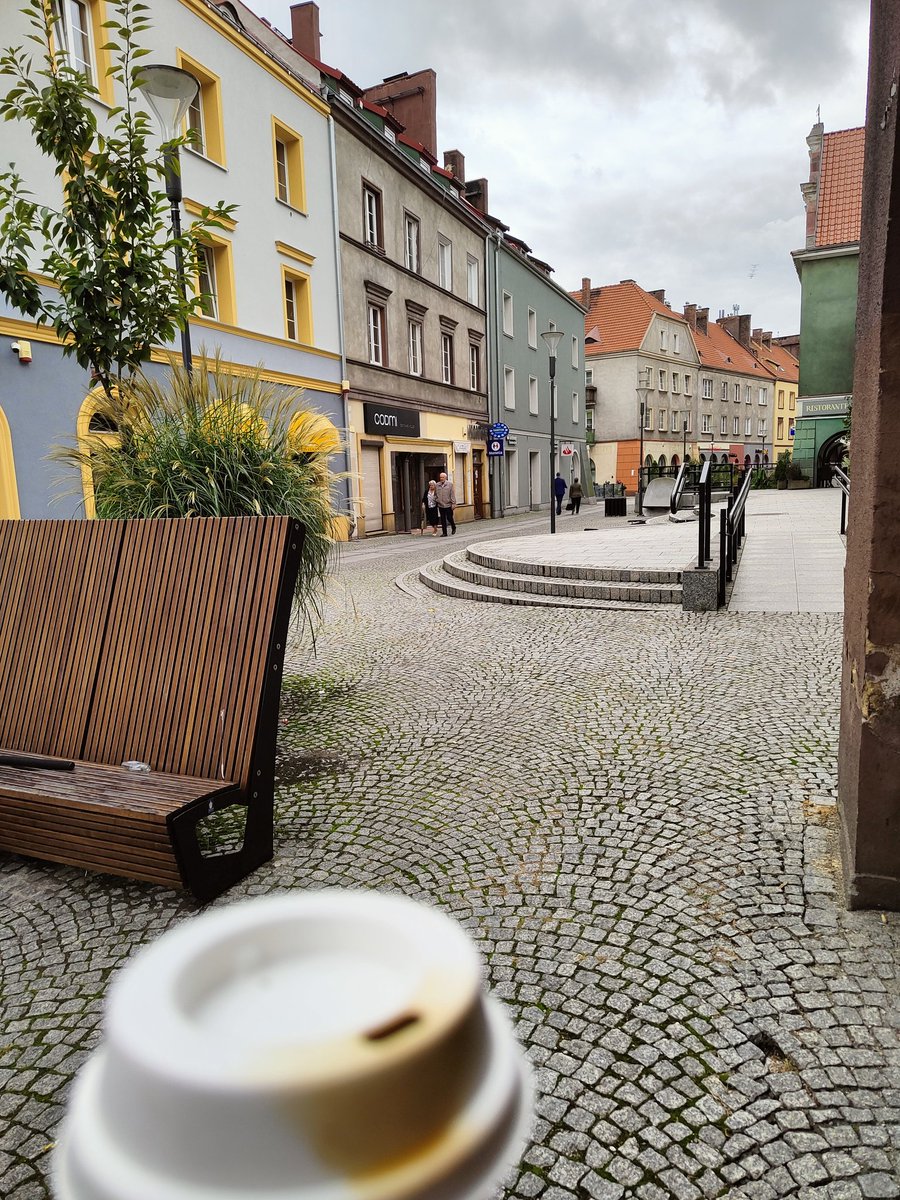 OldUpa's tweet image. Robota reportera to 30% czekania, 30% biegania i stresu, no i najważniejsze 30% wku@@@@nia się.