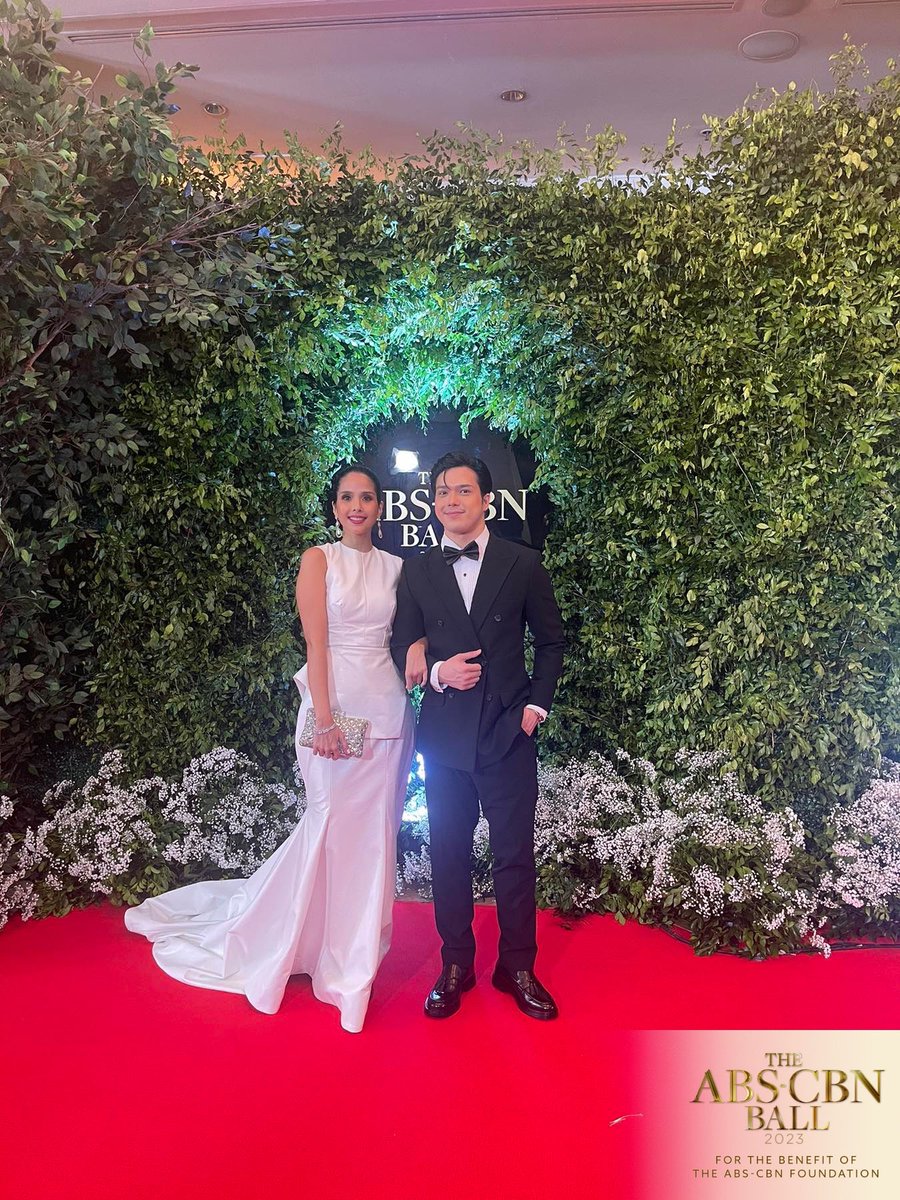 Maxine Magalona and Elmo Magalona walk together at the red carpet of #ABSCBNBall2023 #ABSCBNRedCarpet2023