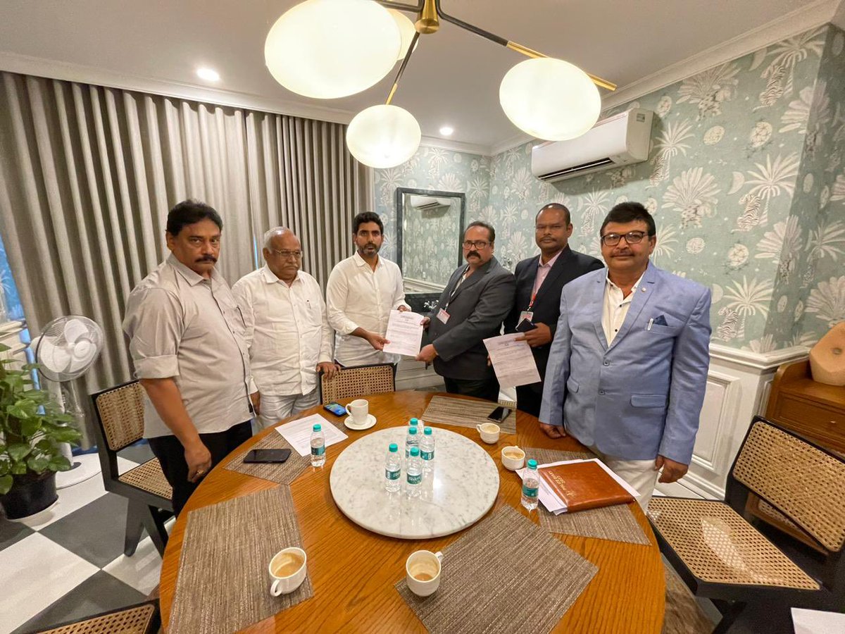 YakkatiSowmith's tweet image. #APCID officials served notices under 41-A CrPC to @naralokesh &amp;amp; asked him to appear before CID office on 4th October 10am for questioning in Inner Ring Road case following High Court order. CID officials to media : Lokesh informed us that he’ll appear for questioning.…