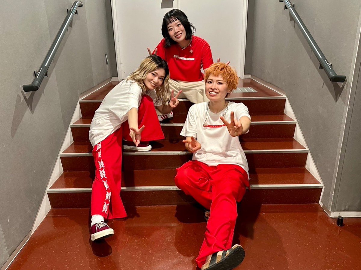 SHISHAMO_BAND's tweet photo. 🔴"SHISHAMO 10th Anniversary Tour
「恋を知っているすべてのあなたへ」"
ロームシアター京都公演無事終了❣️

京都の皆さんの元気な声がたくさん聞けて嬉しかったーー！😆✨
5年ぶりの京都ワンマン、皆さんが待っていてくださったのがめちゃくちゃ伝わってきました🙌
ありがとうございました!!!(吉川) https://t.co/fhQv7J2hnU
