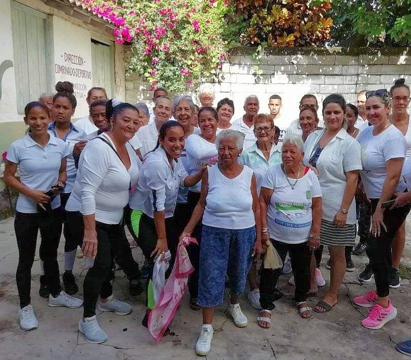 MMarreroCruz's tweet photo. En saludo al Día Internacional de las Personas Mayores, que se celebra cada 1ro de octubre, se desarrollan actividades recreativas y culturales en casas de abuelos y hogares de ancianos de todo el país 🇨🇺.
#CubaEsAmor
#CubaPorLaVida https://t.co/f5hWvaTeMy