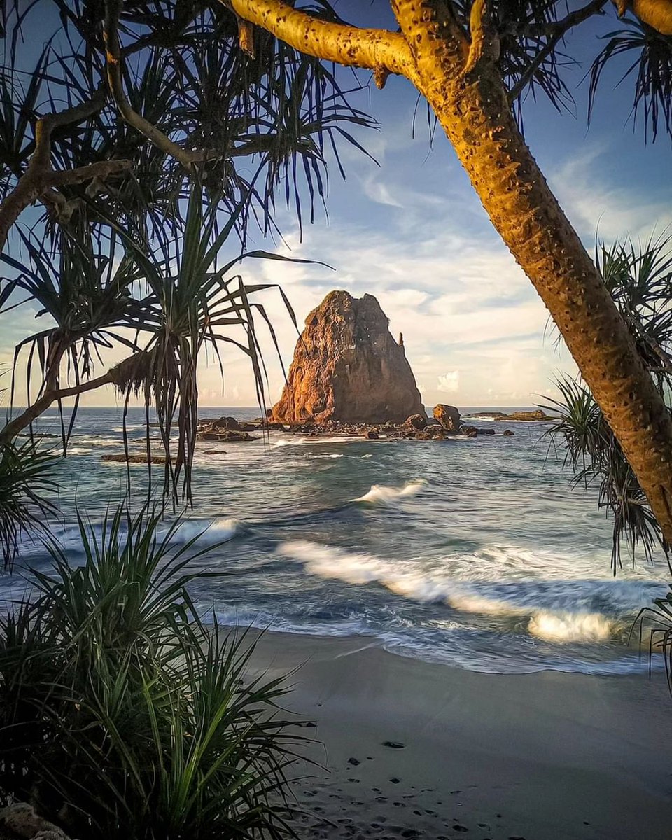 wonderfulid's tweet image. Embrace the rhythm of life at Jember's stunning Pantai Papuma.
📸: @amim.ramsey34
#EastJava