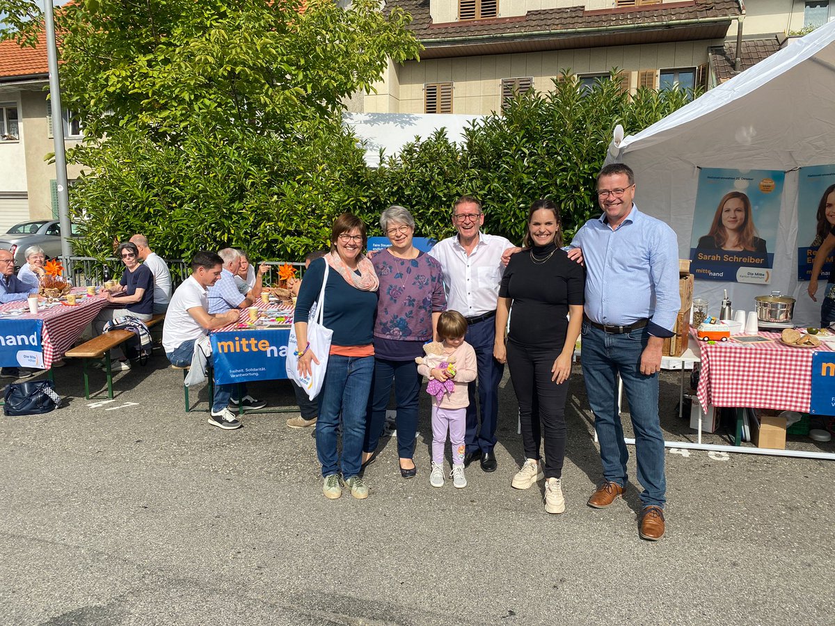 DieJungeMitteSO's tweet photo. 🍲 Suppe in #Erlinsbach, 🍫 Schoggi in #Balsthal und 🍦 an der HESO in #Solothurn: Unsere Kandidierenden haben sich heute mächtig ins Zeug gelegt 💪🏼 @mitte_so #WahlCH23 #WahlSO23 #FCKPolarisierung https://t.co/SID8CXkmji