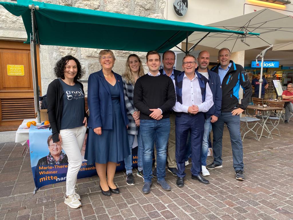 DieJungeMitteSO's tweet photo. 🍲 Suppe in #Erlinsbach, 🍫 Schoggi in #Balsthal und 🍦 an der HESO in #Solothurn: Unsere Kandidierenden haben sich heute mächtig ins Zeug gelegt 💪🏼 @mitte_so #WahlCH23 #WahlSO23 #FCKPolarisierung https://t.co/SID8CXkmji