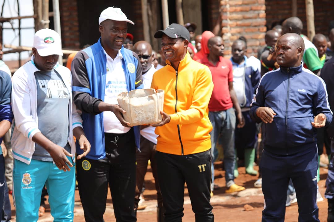 Burundi_senat's tweet photo. #Burundi: Le Président du @burundi_senat, Très @HonSinzohagera, s'est joint à la population du chef-lieu de @MuyingaProvince dans les travaux de construction du bureau communal. Il était accompagné par des administratifs et des Parlementaires de cette circonscription https://t.co/fCbKORhJov