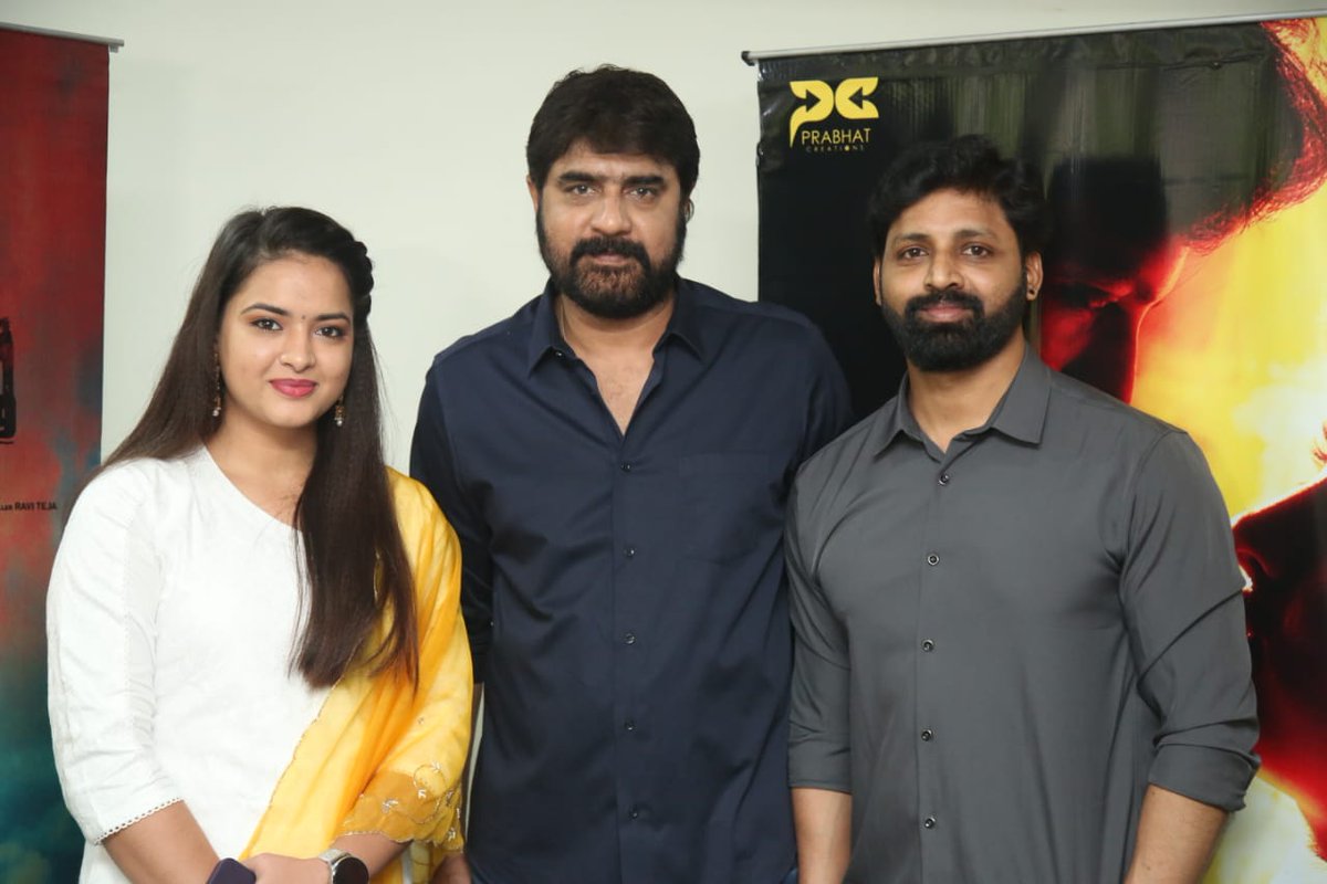 vamsikaka's tweet photo. Hero @actorsrikanth unveiled the trailer of #YendhiraEePanchayithi

https://t.co/EMk5U0zx23

 @telugufilmnagar
#Bharat #VishikaLaxman #GangadharaT #PradeepKumarM #PrabhatCreations #PeddapalliRohith #SatishMasam @JanakiramaraoP @PROSaiSatish @ParvathaneniRam #TeluguFilmNagar #mangomusic @OfficialSunitha #PeddapalliRohith #RamavathSriKrishna @KSChithra