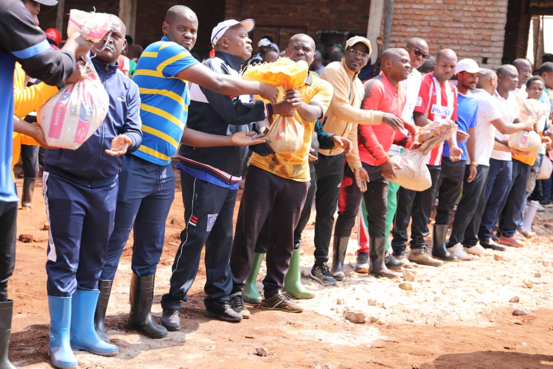 Burundi_senat's tweet photo. #Burundi: Le Président du @burundi_senat, Très @HonSinzohagera, s'est joint à la population du chef-lieu de @MuyingaProvince dans les travaux de construction du bureau communal. Il était accompagné par des administratifs et des Parlementaires de cette circonscription https://t.co/fCbKORhJov