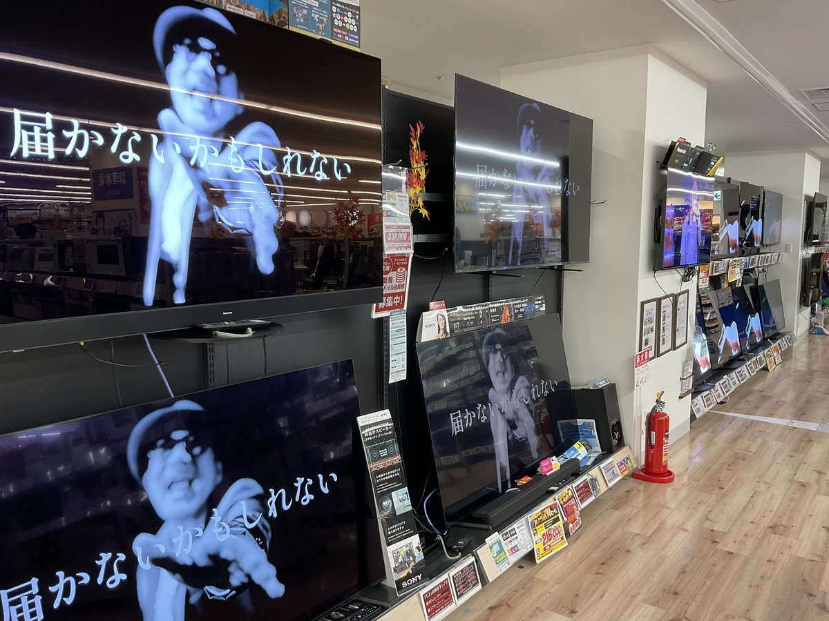 chageeath's tweet image. 何故かいつも紙ヒコーキを客席に投げるでもなく持ってステージを降りる強一さん。今日は2機お持ち帰りでした(#備忘録)

#Chage  
#WindyRoad 
#最終便
#ノジマ
#羽田空港
#宇海