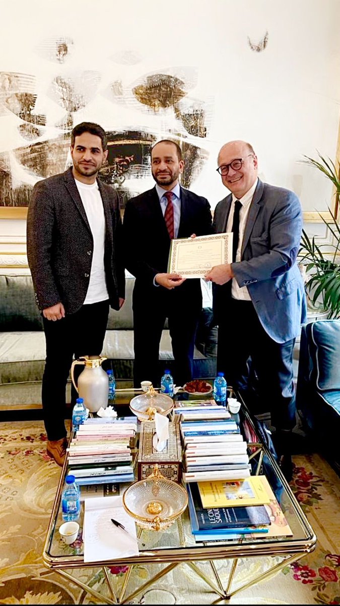 استقبل سعادة الملحق الثقافي د. احمد حليس صباح الأمس بمقر الملحقية في باريس كل من البروفيسور Louis Boyer رئيس قسم الاشعة في مستشفى @CHUClermontFd ورئيس المجلس الوطني الاستشاري للأشعة والمشرف على الطبيب السعودي د. مبارك القحطاني <a href="/09Mhq/">AlQahtani Mubarak</a> أحد خريجي القسم المتميزين. وقد تم تكريم