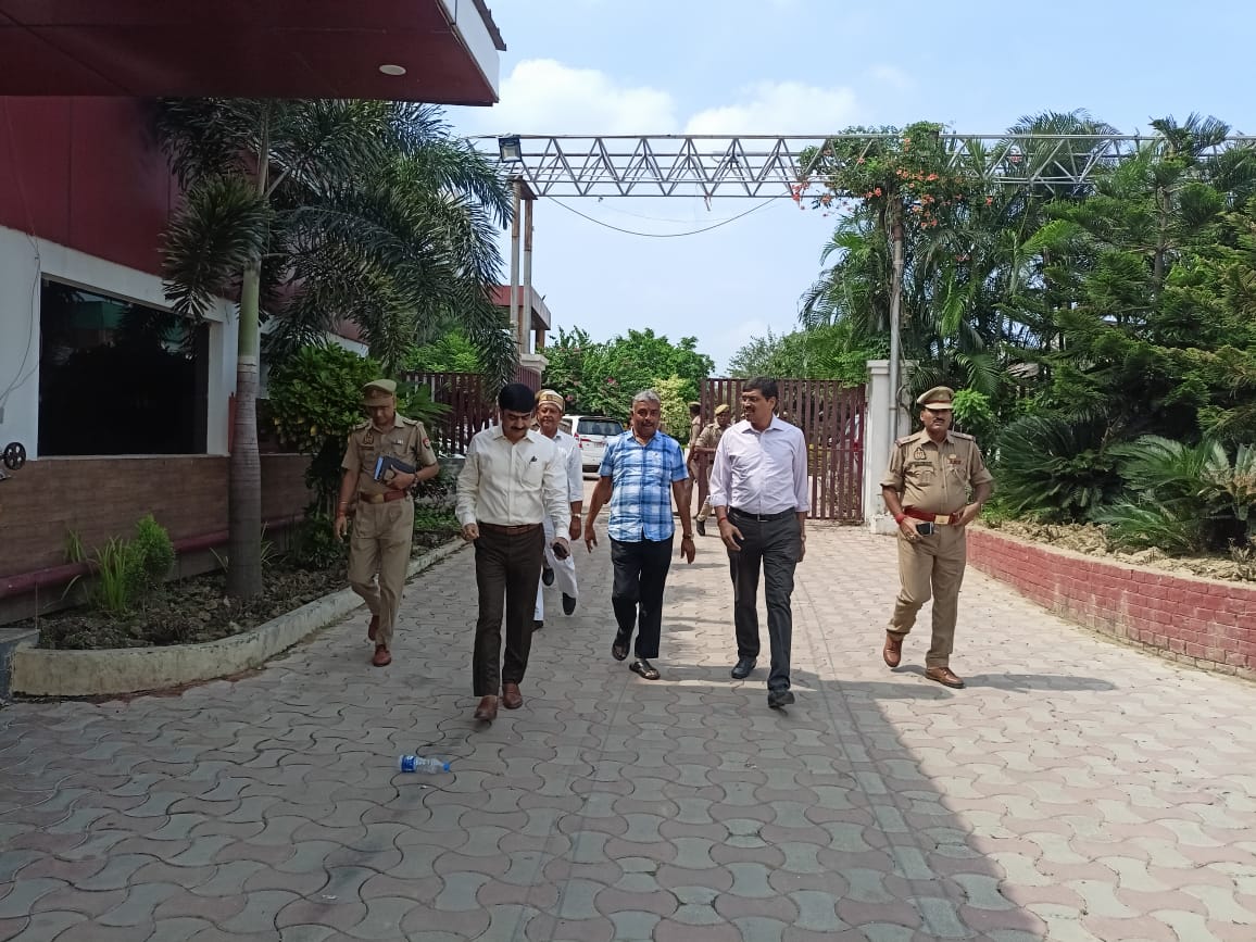 digbasti's tweet photo. आज दिनांक-30-09-2023 को श्रीमान मंडलायुक्त बस्ती मंडल बस्ती एवं  पुलिस महानिरीक्षक बस्ती परिक्षेत्र  बस्ती द्वारा माननीय मुख्यमंत्री उ0प्र0 के सम्भावित आगमन के दृष्टिगत हैलीपैड व कार्यक्रम स्थल की व्यवस्था का जायजा लिया गया । https://t.co/MDVzITRY1N