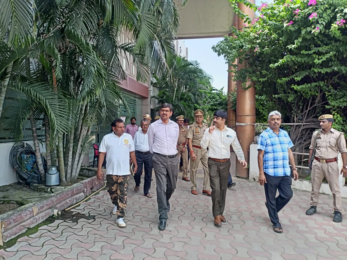 digbasti's tweet photo. आज दिनांक-30-09-2023 को श्रीमान मंडलायुक्त बस्ती मंडल बस्ती एवं  पुलिस महानिरीक्षक बस्ती परिक्षेत्र  बस्ती द्वारा माननीय मुख्यमंत्री उ0प्र0 के सम्भावित आगमन के दृष्टिगत हैलीपैड व कार्यक्रम स्थल की व्यवस्था का जायजा लिया गया । https://t.co/MDVzITRY1N