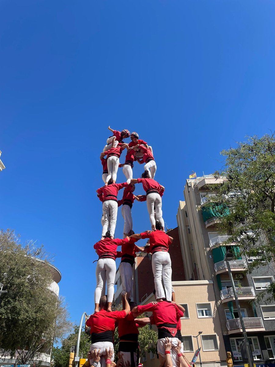 CdBCN's tweet photo. Després d'un intent desmuntat, a la tercera ronda de la #FMLesCorts descarreguem el 5d7!
#BeneïdaBogeria #castells #Barcelona https://t.co/UwNiHG0P71